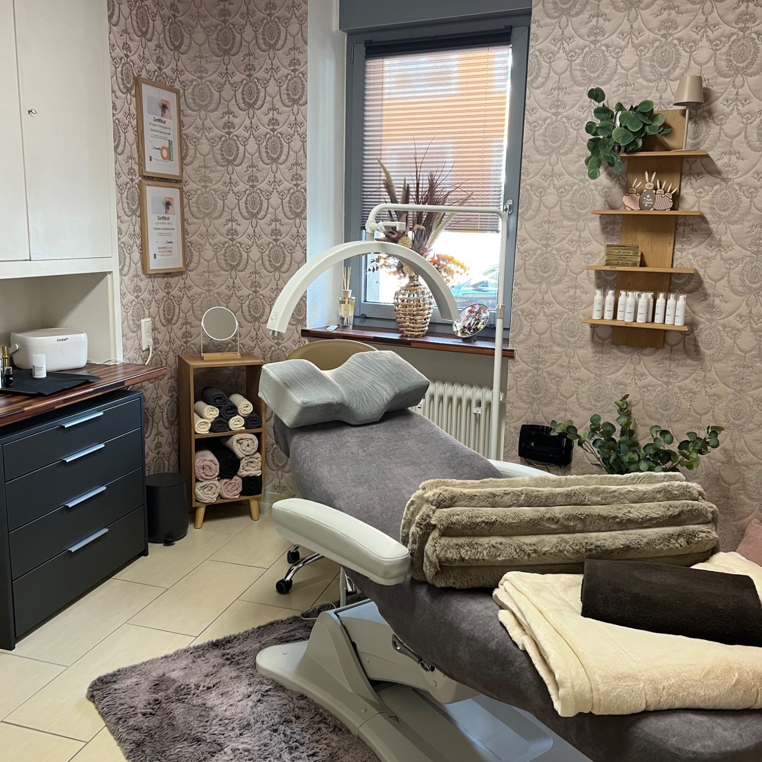 Behandlungsliege im Studio
