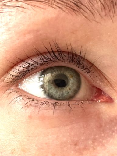 Testimonial-Foto Frauenauge nach Wimpern.- Lashlifting