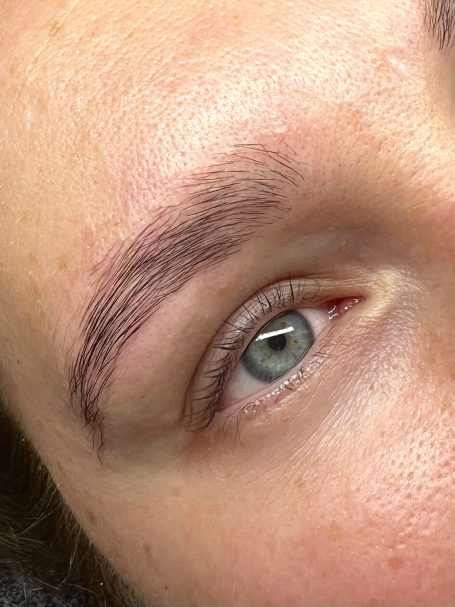 Testemonial-Foto, Frau nach Augenbrauen.- Browlifting