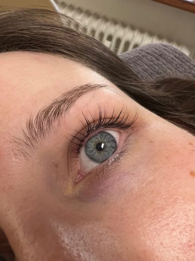 Testimonial-Foto Frauenauge nach Wimpern.- Lashlifting